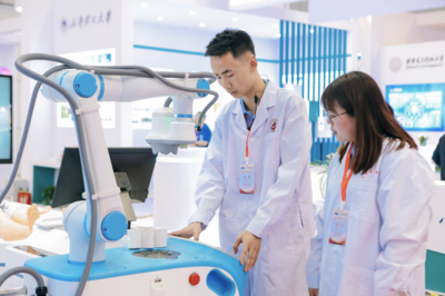 能手術、會艾灸 人工智能醫療機器人亮相成都，引領智能醫療新浪潮